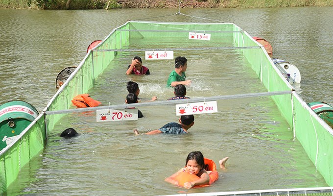 Hồ bơi mùa hè cho trẻ tại một xứ đạo miền sông nước