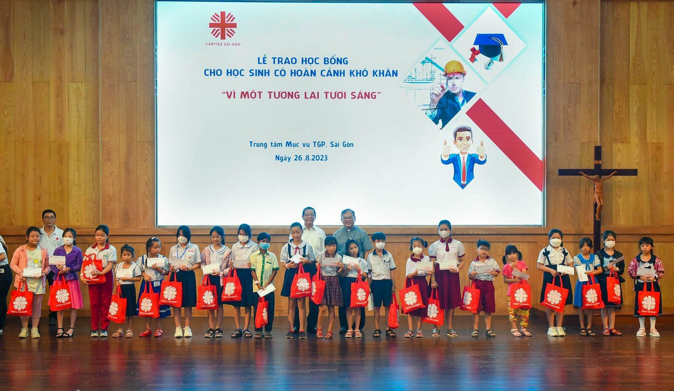 Caritas Sài Gòn trao học bổng cho gần 500 học sinh