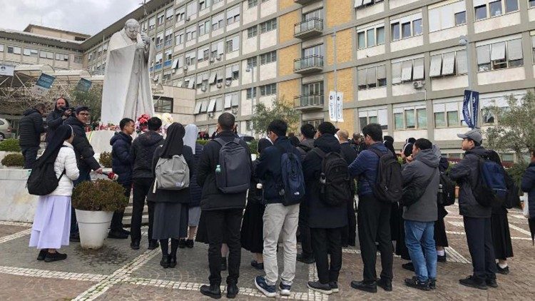Liên tu sĩ Việt Nam tại Rome cầu nguyện cho Đức Thánh Cha