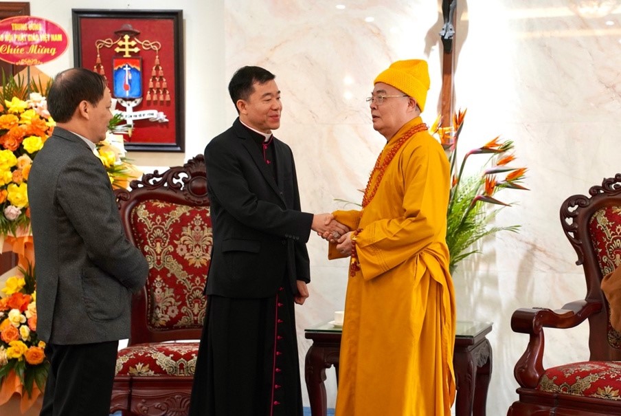 Phái đoàn Giáo hội Phật giáo Việt Nam chúc mừng Giáng Sinh