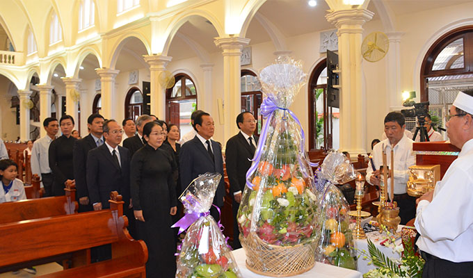 UBMTTQVN TP.HCM viếng cha Phêrô