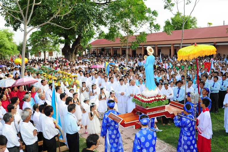 Giáo dân hành hương kinh Đức Mẹ La Vang