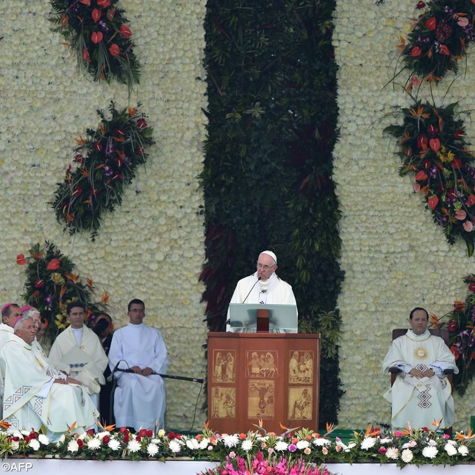 Le Pape célèbre la messe à Medellin, en Colombie