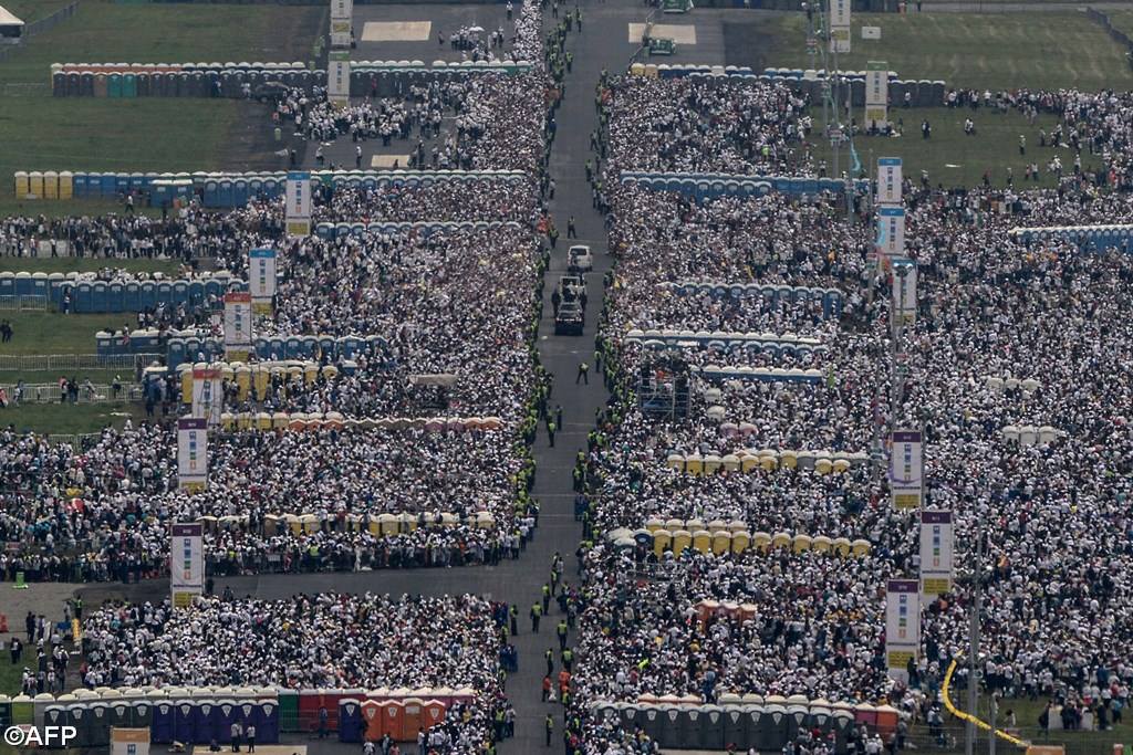 Le Pape célèbre la messe à Medellin, en Colombie