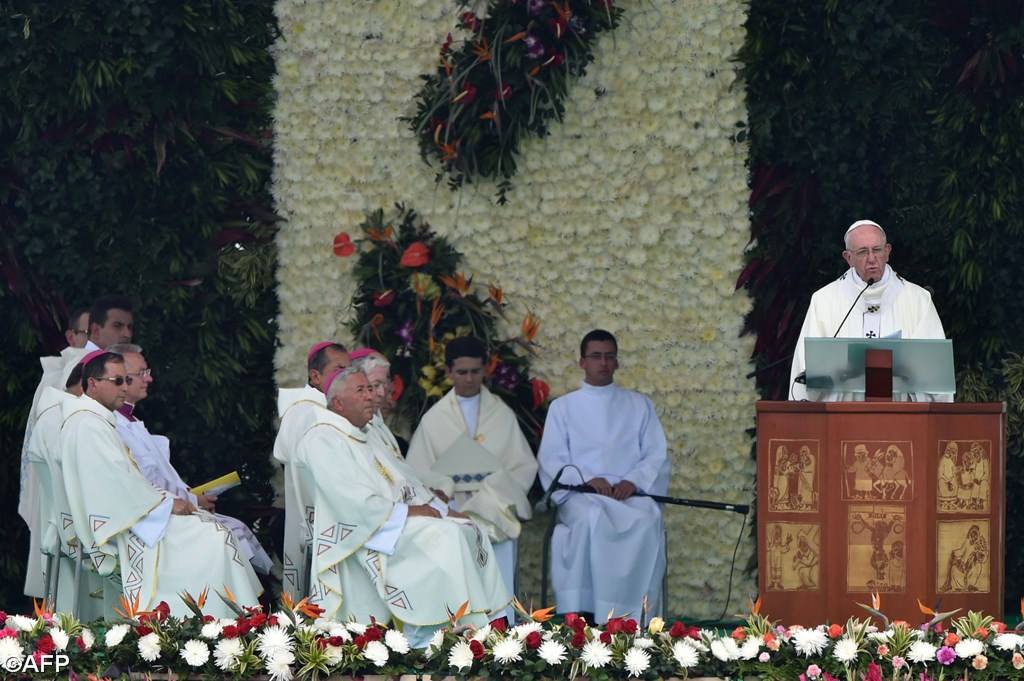 Le Pape célèbre la messe à Medellin, en Colombie