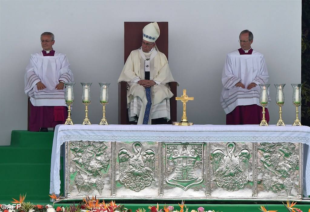 Le Pape célèbre la messe à Medellin, en Colombie