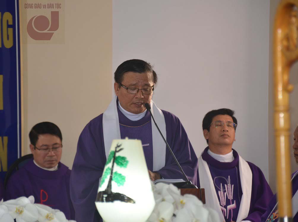 Giám mục Đệ dâng lễ cầu nguyện