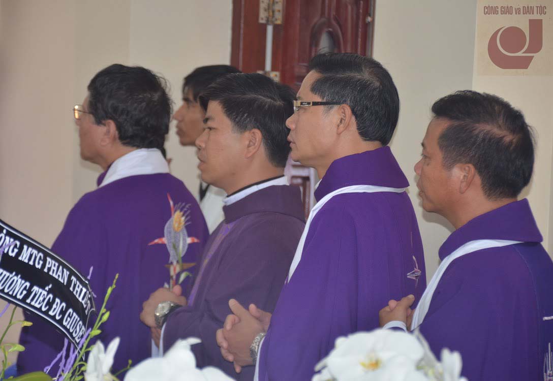 Giám mục Đệ dâng lễ cầu nguyện