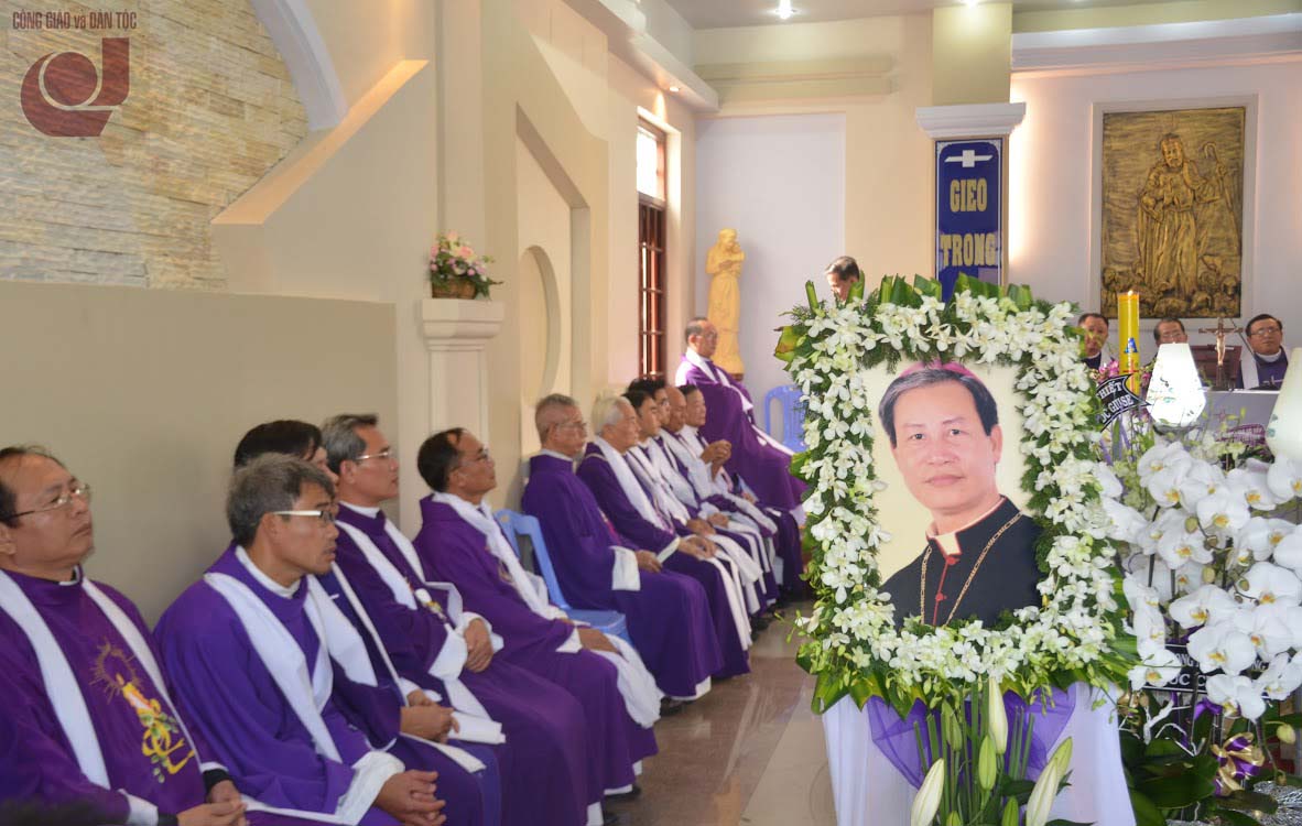 Giám mục Đệ dâng lễ cầu nguyện
