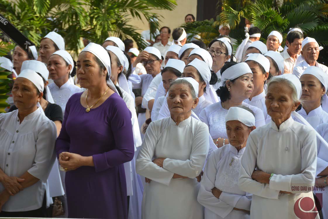 Giám mục Đệ dâng lễ cầu nguyện