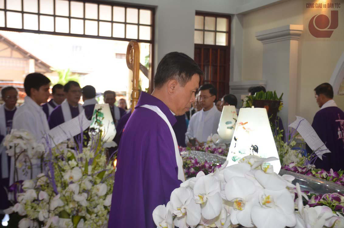 Giám mục Đệ dâng lễ cầu nguyện