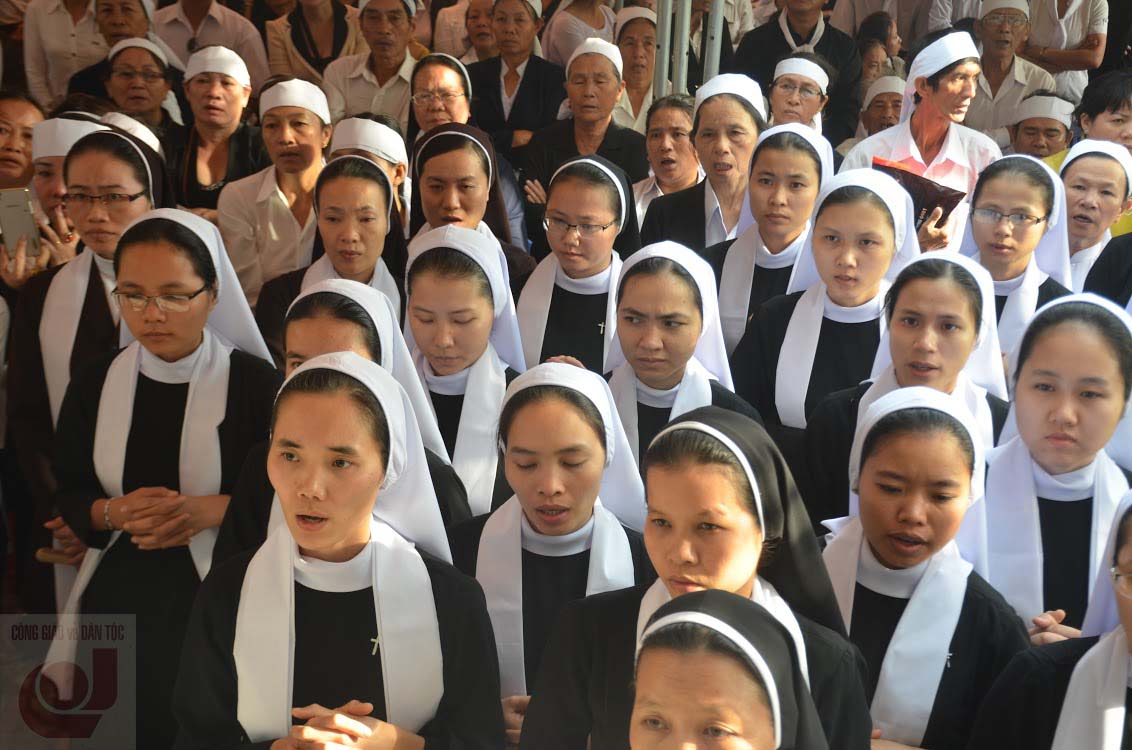 Giám mục Đệ dâng lễ cầu nguyện