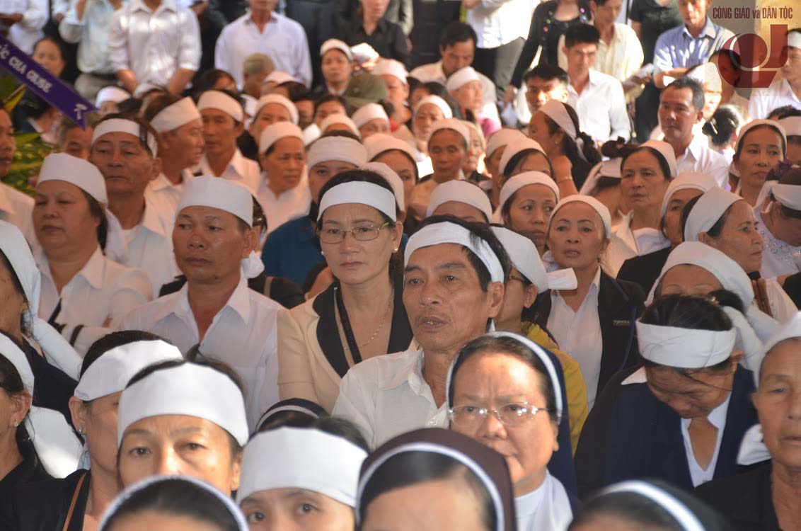 Giám mục Đệ dâng lễ cầu nguyện