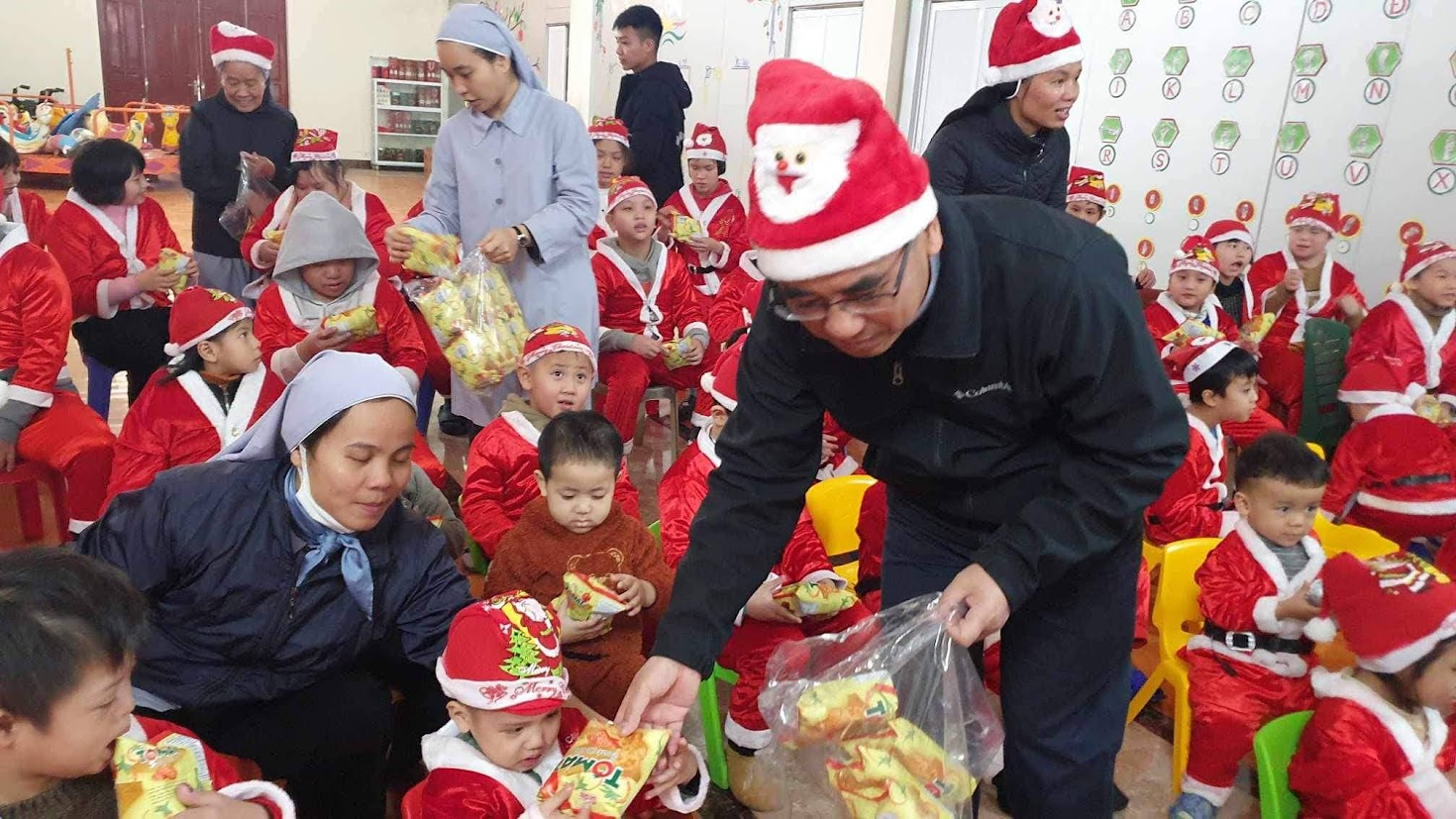 tặng qu&agrave; Noel cho c&aacute;c em khuyết tật.jpg (284 KB)