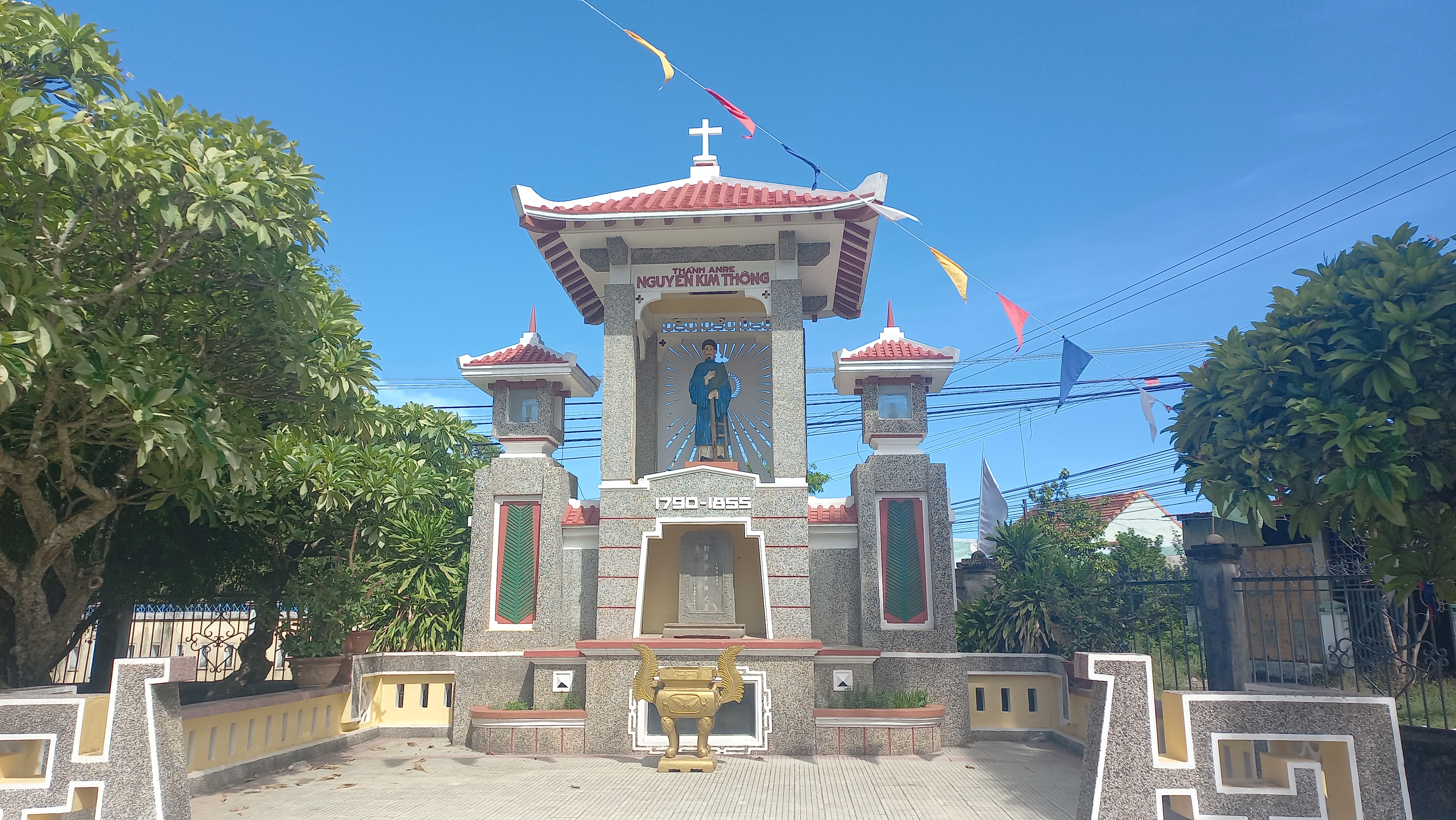 Đài Thánh Anrê nằm ngay cổng vào nhà thờ Gò Thị.jpg (5.51 MB)