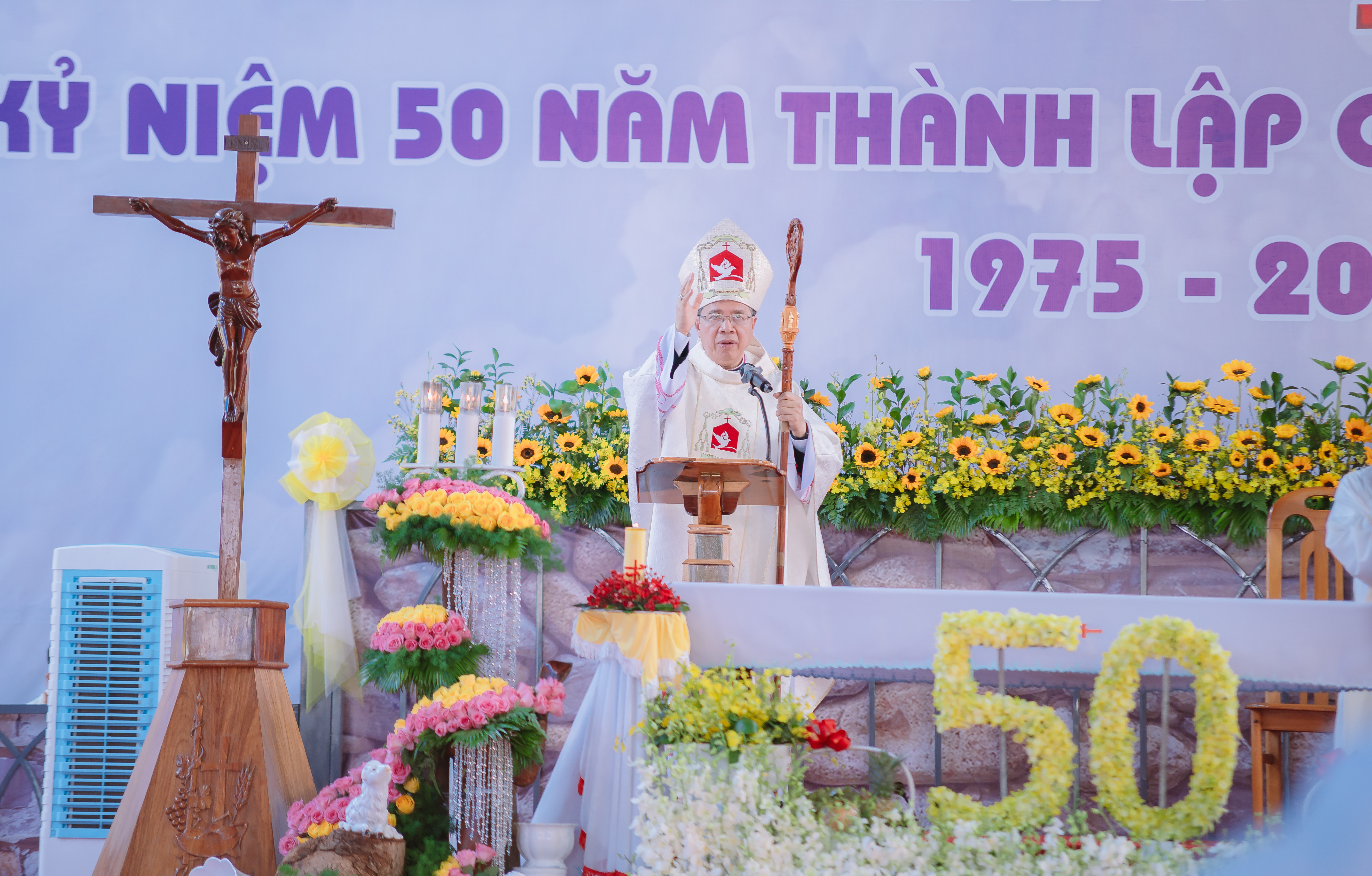 Đức cha Giuse Đỗ Mạnh Hùng chủ sự thánh lễ khai mạc năm thánh 50 năm GP Phan Thiết.jpg (9.62 MB)