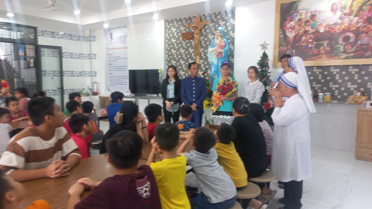 Hiệp sĩ Đại Thánh giá GB Lê Đức Thịnh chia sẻ quà cho các mái ấm