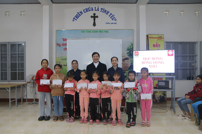 trao 33 suất học bổng B&ocirc;ng Hồng Nhỏ.jpg (102 KB)
