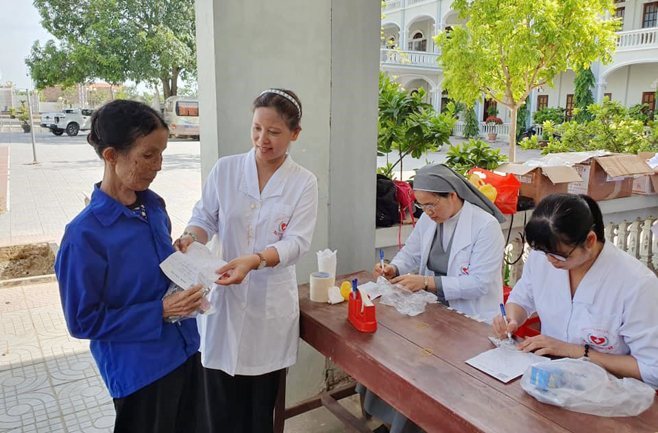 Caritas Thanh Hóa _Kham bênh và phát thước cho người nghèo.jpg (150 KB)