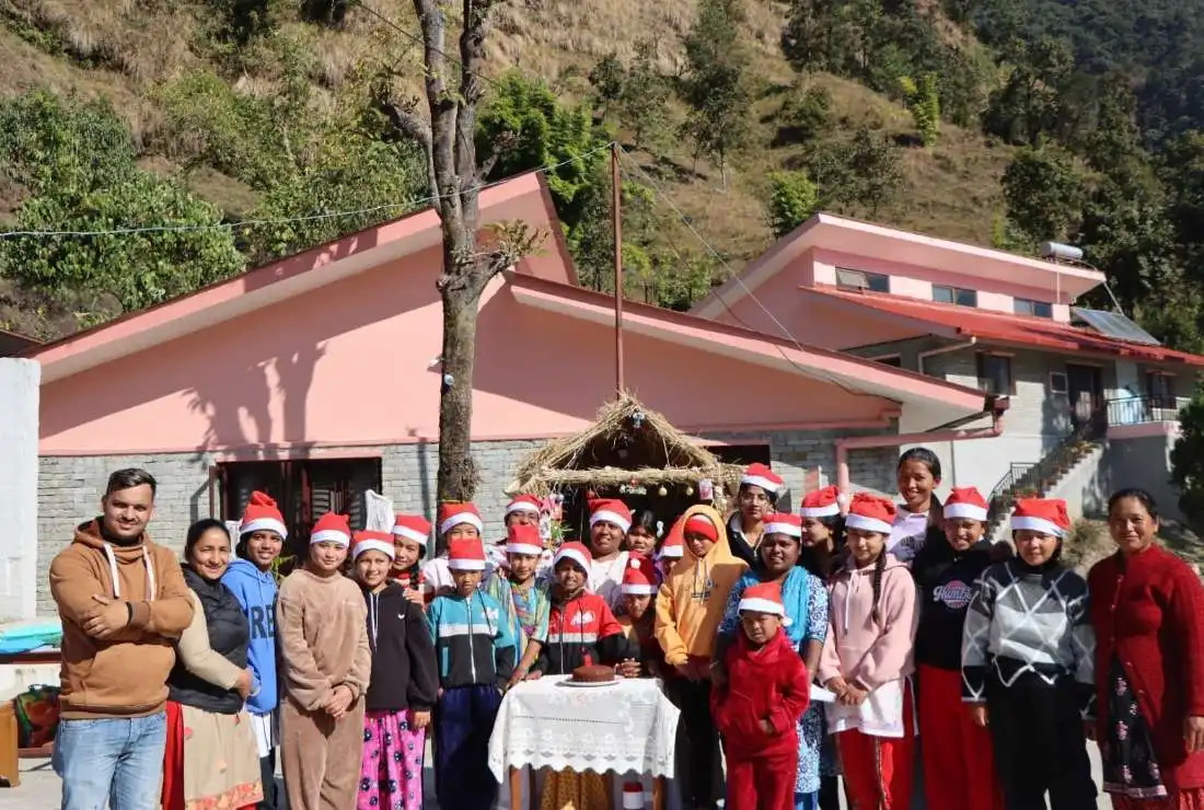 Nu tu tro giúp thiếu nư Nepal.jpg (320 KB)