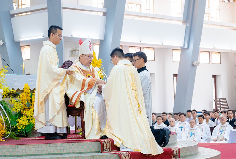 truyền chức linh mục cho 14 tu sĩ .jpg (153 KB)