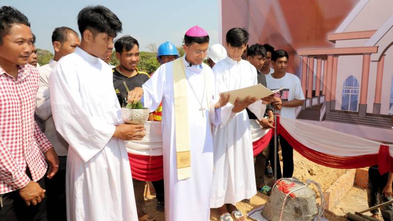 Pierlyre Suon Hang, Phủ doãn Tông toà Kompong Cham dăt vien dá xay nha tho.jpg (53 KB)
