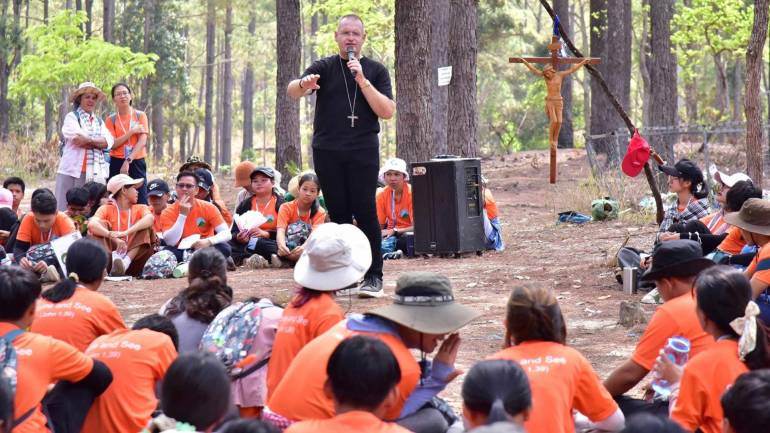 Youth Cambodia Bishop Olivier Schmitthaeusler-.jpg (75 KB)