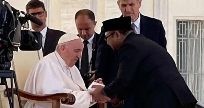 Indonesia _Ông Yaqut Cholil Qoumas gặp Đức Thánh Cha Phanxicô ngày 8-6-2022.jpg (25 KB)