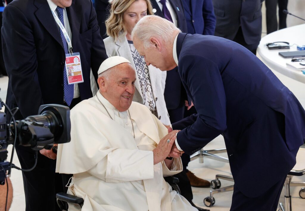 Đức Phanxicô gặp gỡ Tổng thống Mỹ Joe Biden tại hội nghị - ảnh CNS.jpg (103 KB)