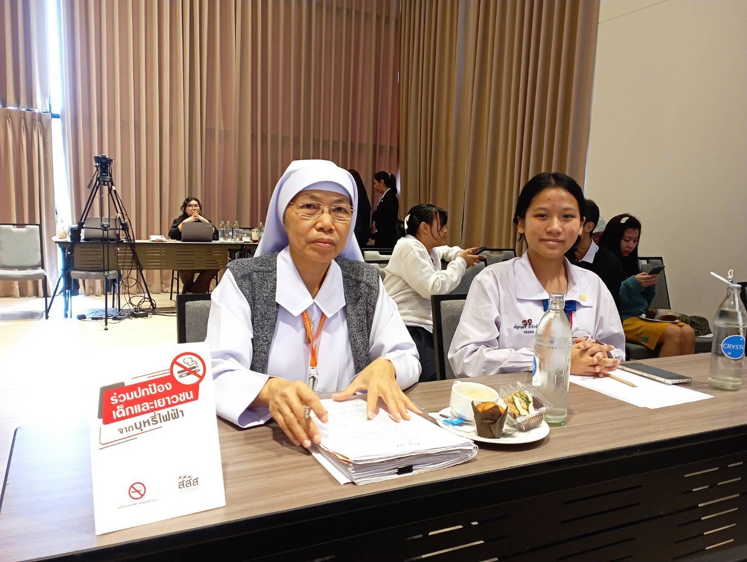 Thailan_Nu tu Kannikar Eamtaisong va hoc sinh Nattakritta Kriekchaiwan tai hoi nghi chong thuoc la.jpeg (188 KB)