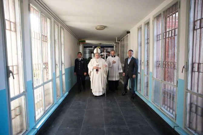 Duc Phanxico tham nha tu Rebibbia  vao ngay 2.4.2015. Anh Osservatore Romano.jpg (99 KB)
