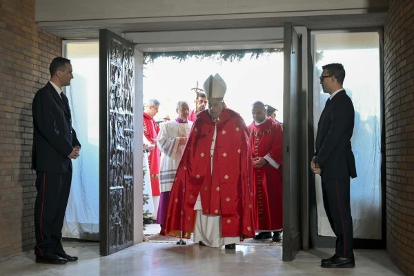 Duc Phanxico buoc qua Cua Thanh o nha tu Rebbibia.jpg (83 KB)