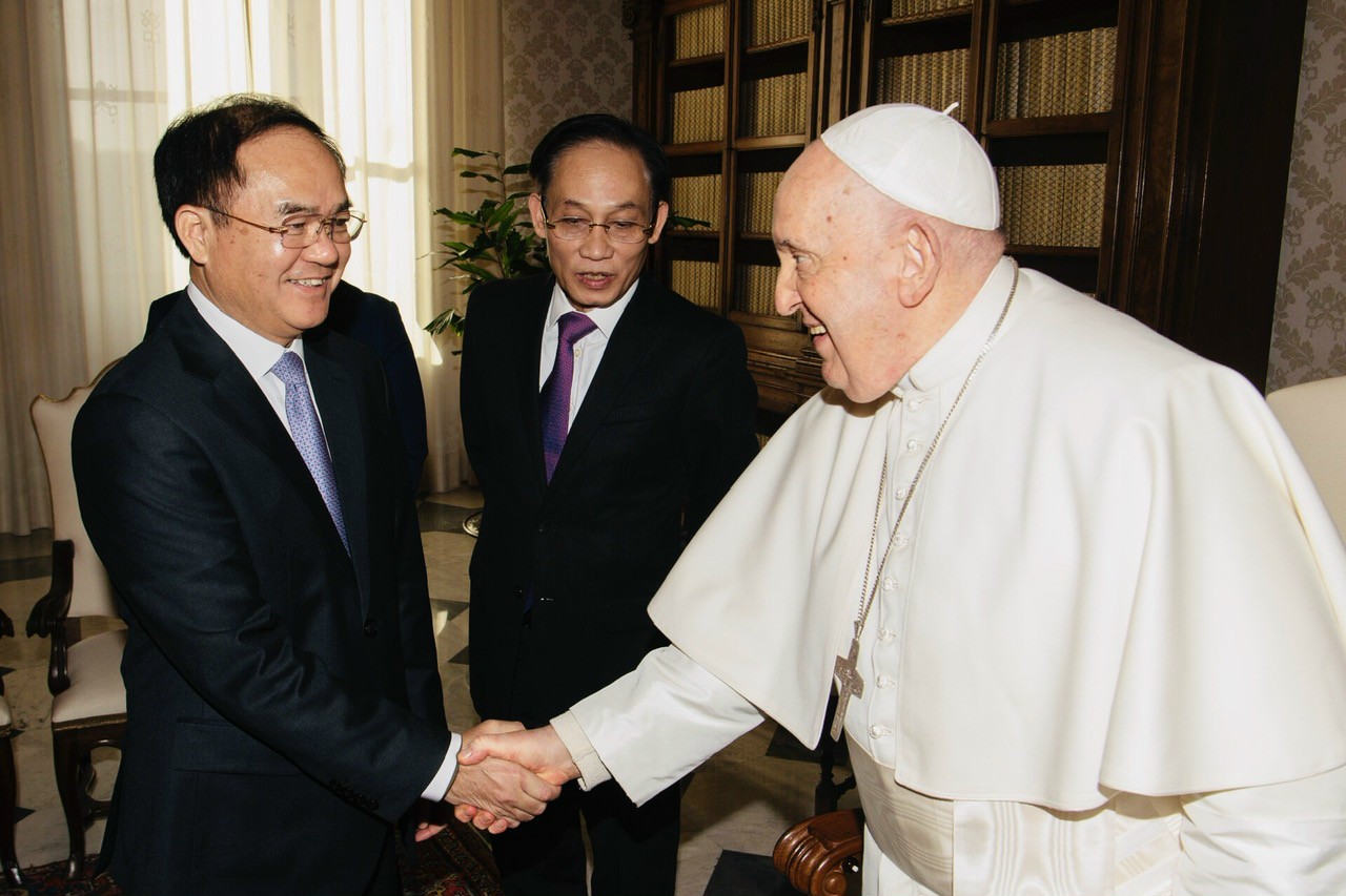 Thứ trưởng Bộ Nội vụ Vũ Chiến Thắng hội kiến Giáo hoàng Francis.jpg (203 KB)