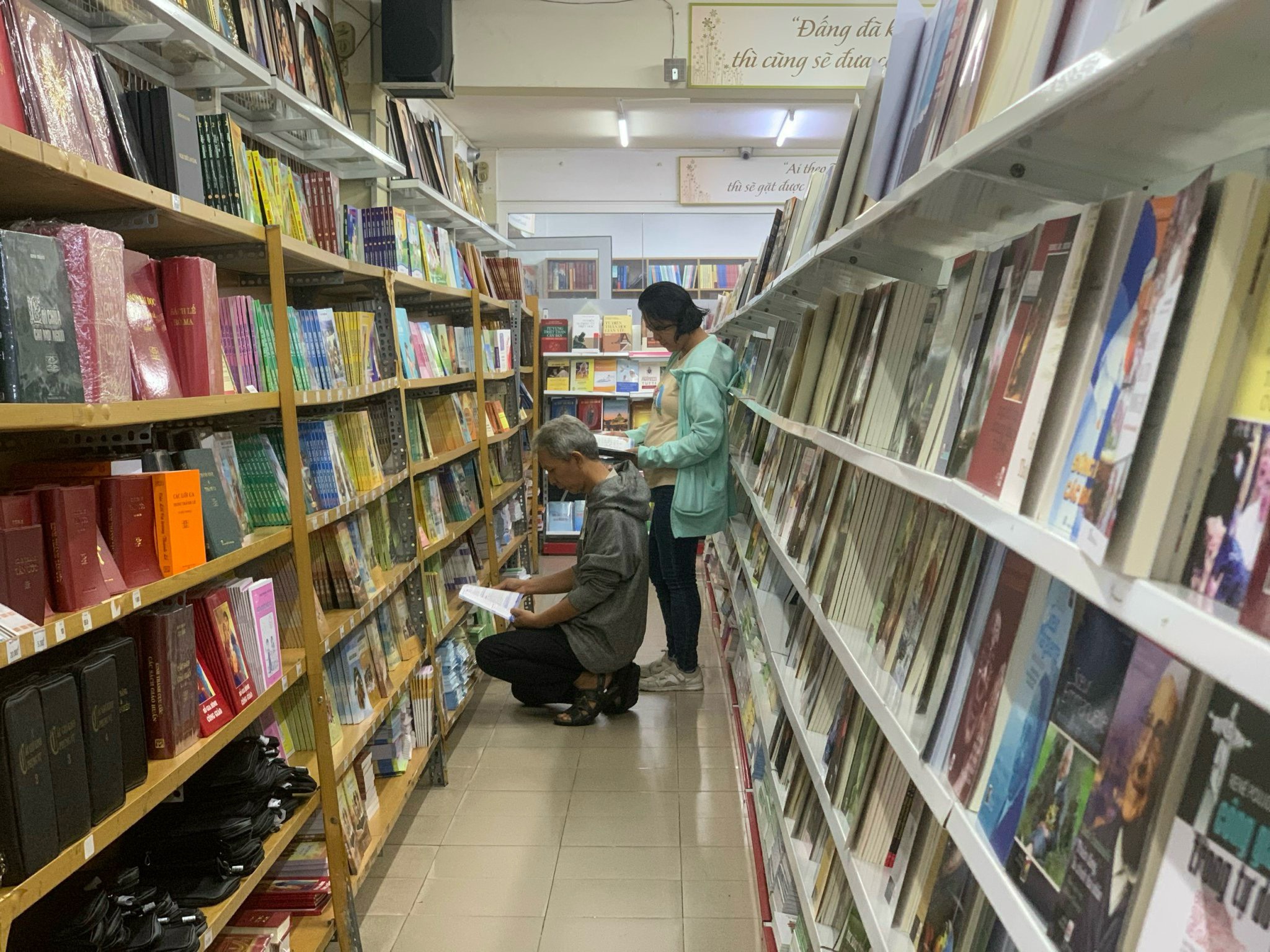 Một góc nhà sách Đức Bà Hòa Bình.jpg (729 KB)