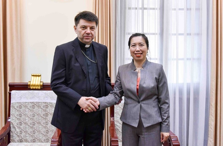 Đức Tổng Giám mục Marek Zalewski gặp gỡ Thứ trưởng Bộ Ngoại giao Lê Thị Thu Hằng.jpg (79 KB)