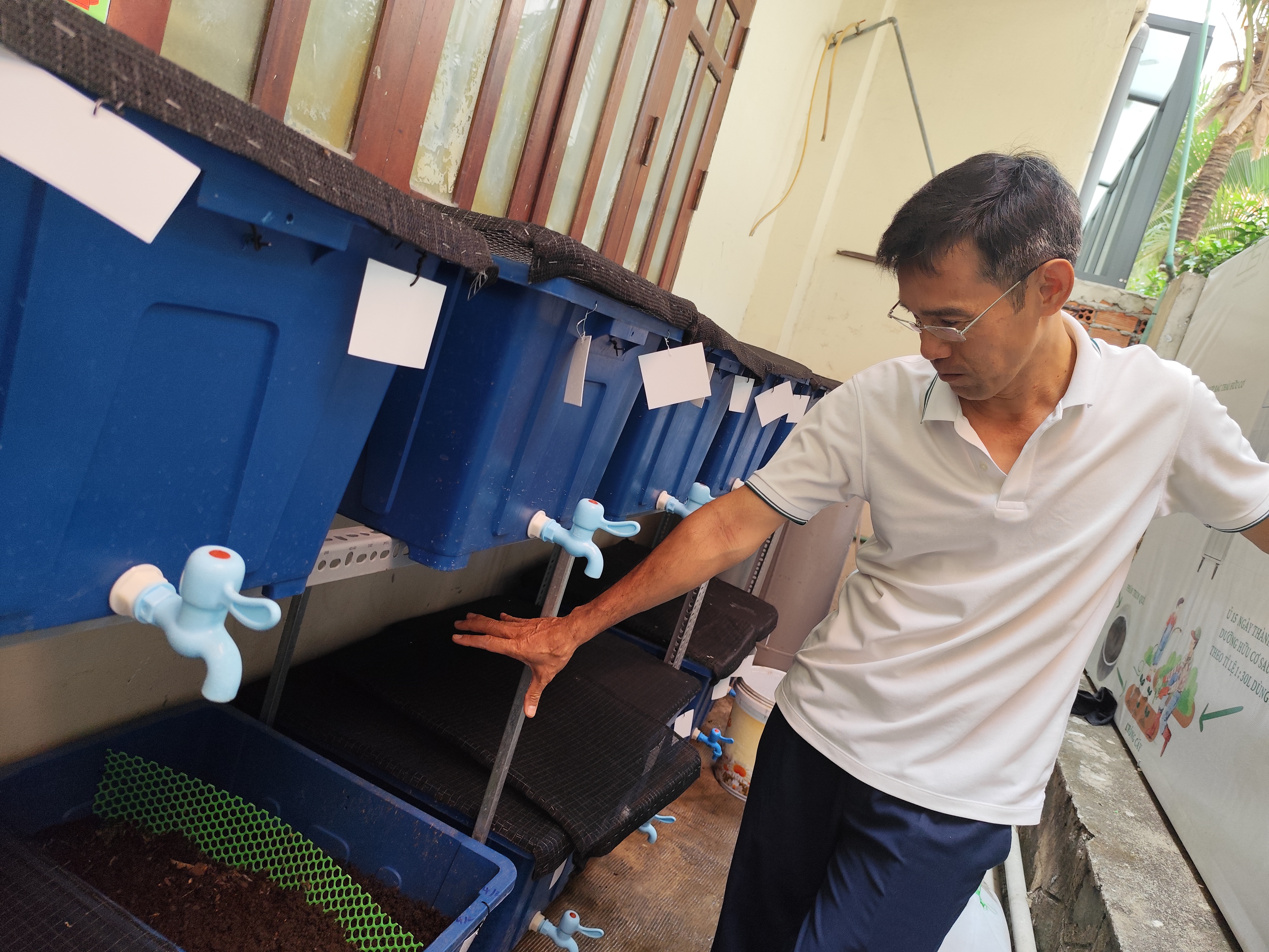 Anh Nguyễn Tuấn Anh người tạo ra chiếc máy tái chế rác thải hữu cơ đã bắt đầu mày mò sáng tạo từ một ý tưởng từ 5 năm trước..jpg (4.36 MB)