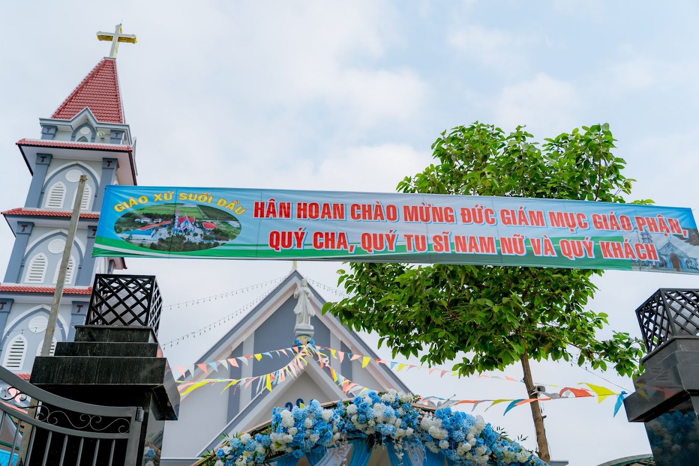 Cung hien nha tho Suoi Dau 02.jpg (324 KB)