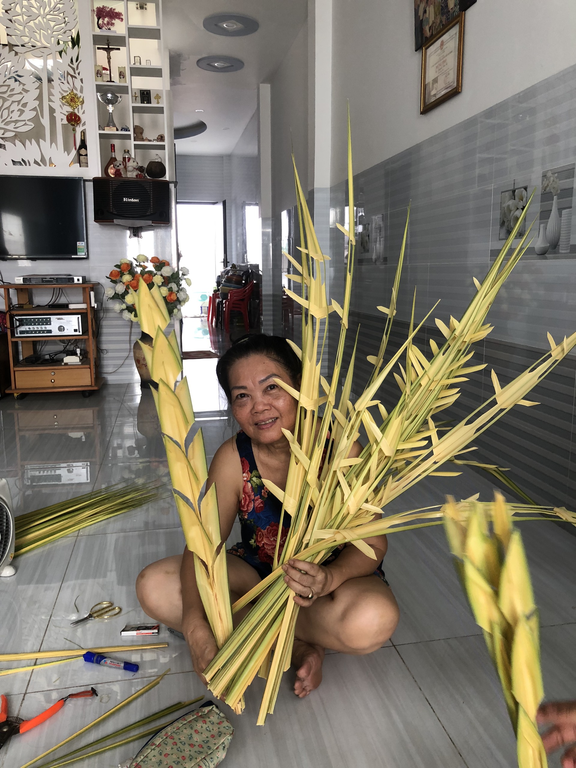 Bà Nguyễn Thị Duyên với mớ là vừa xong.jpg (939 KB)