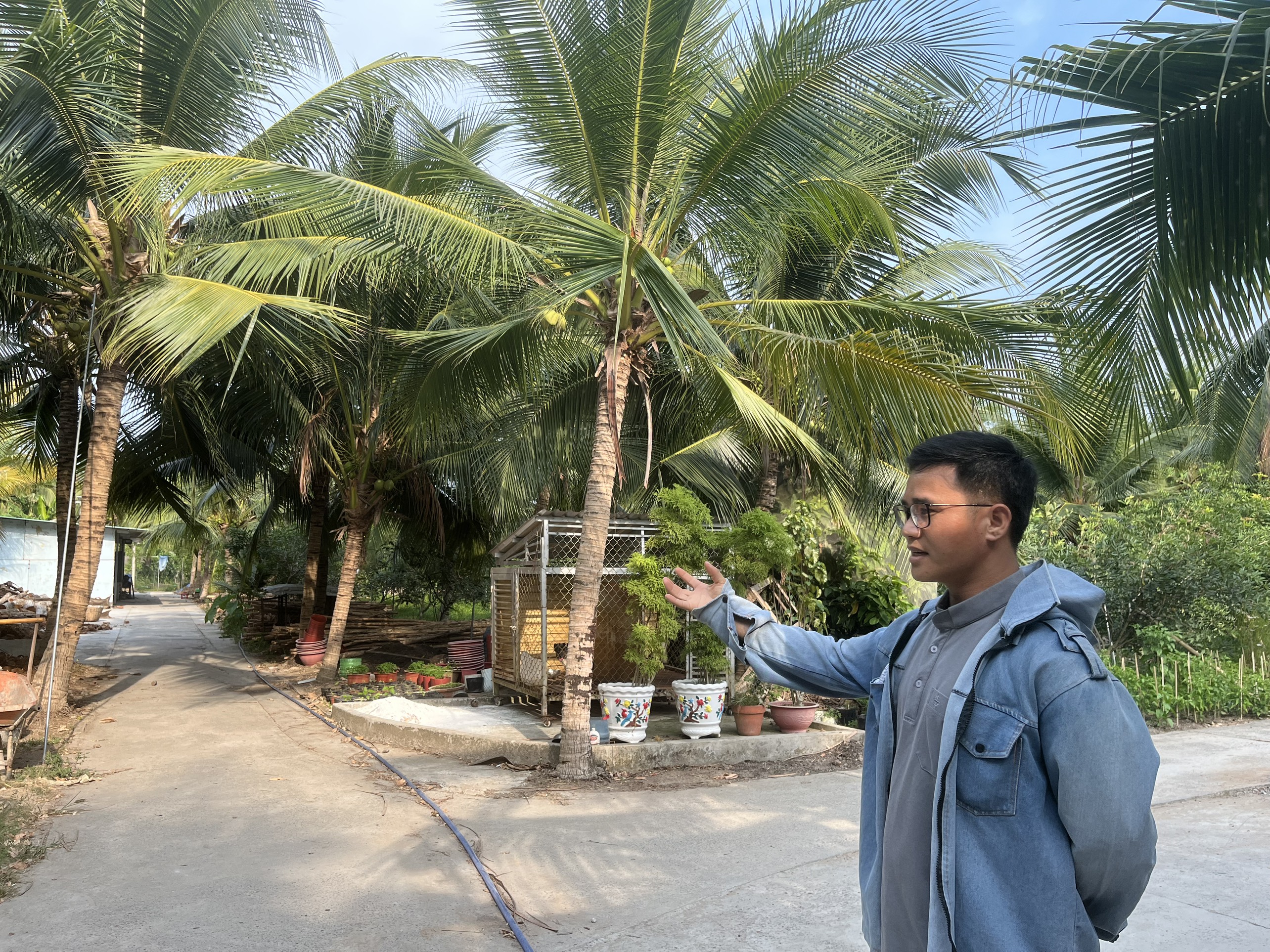 Linh mục Antôn Lê Văn Hiểu chỉ khoảng không gian mát mẻ dành cho bệnh nhân nghỉ ngơi, đi dạo - ảnh HL.jpg (1.98 MB)