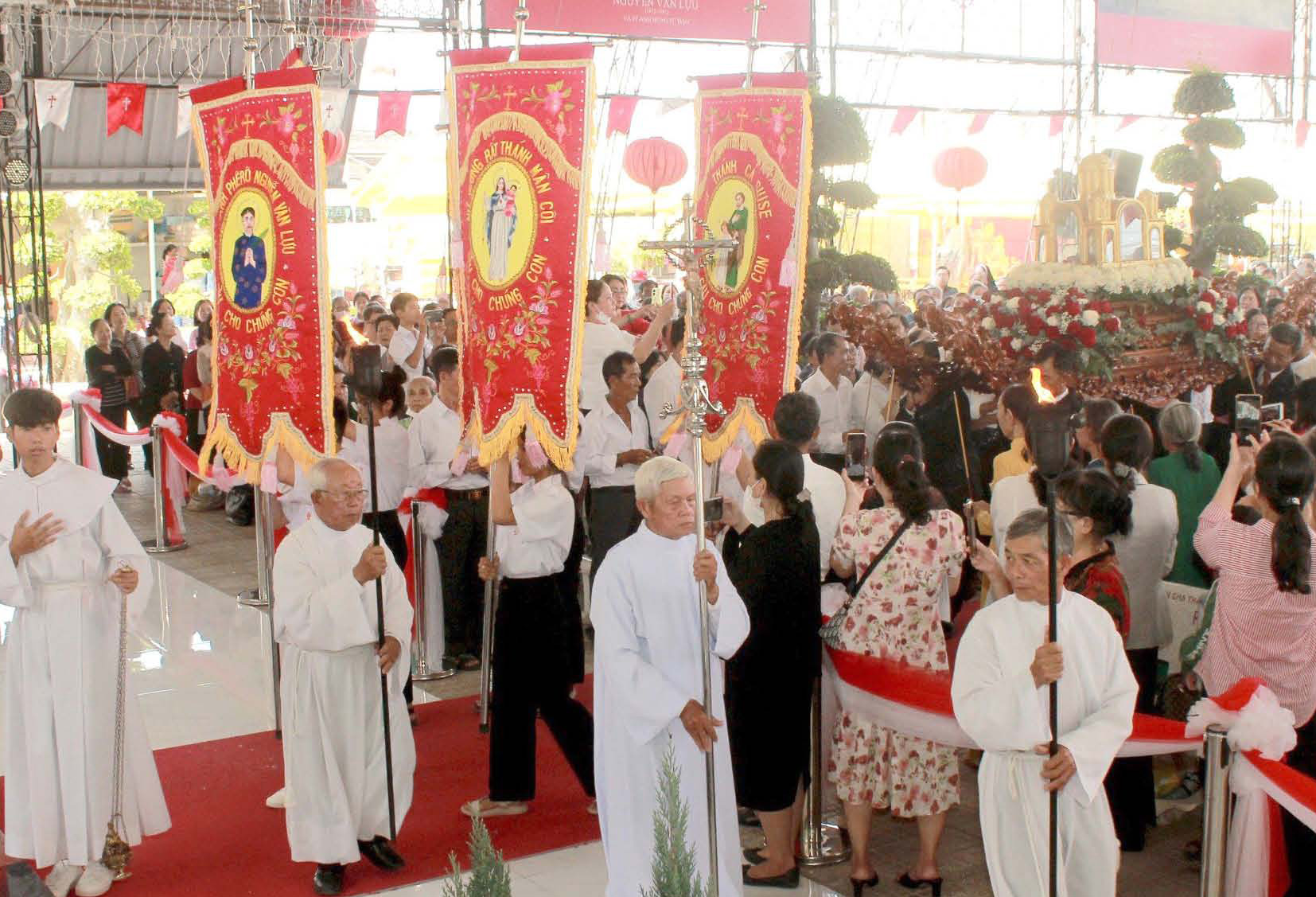 Giáo dân hạt Cái Bè hành hương.jpg (372 KB)