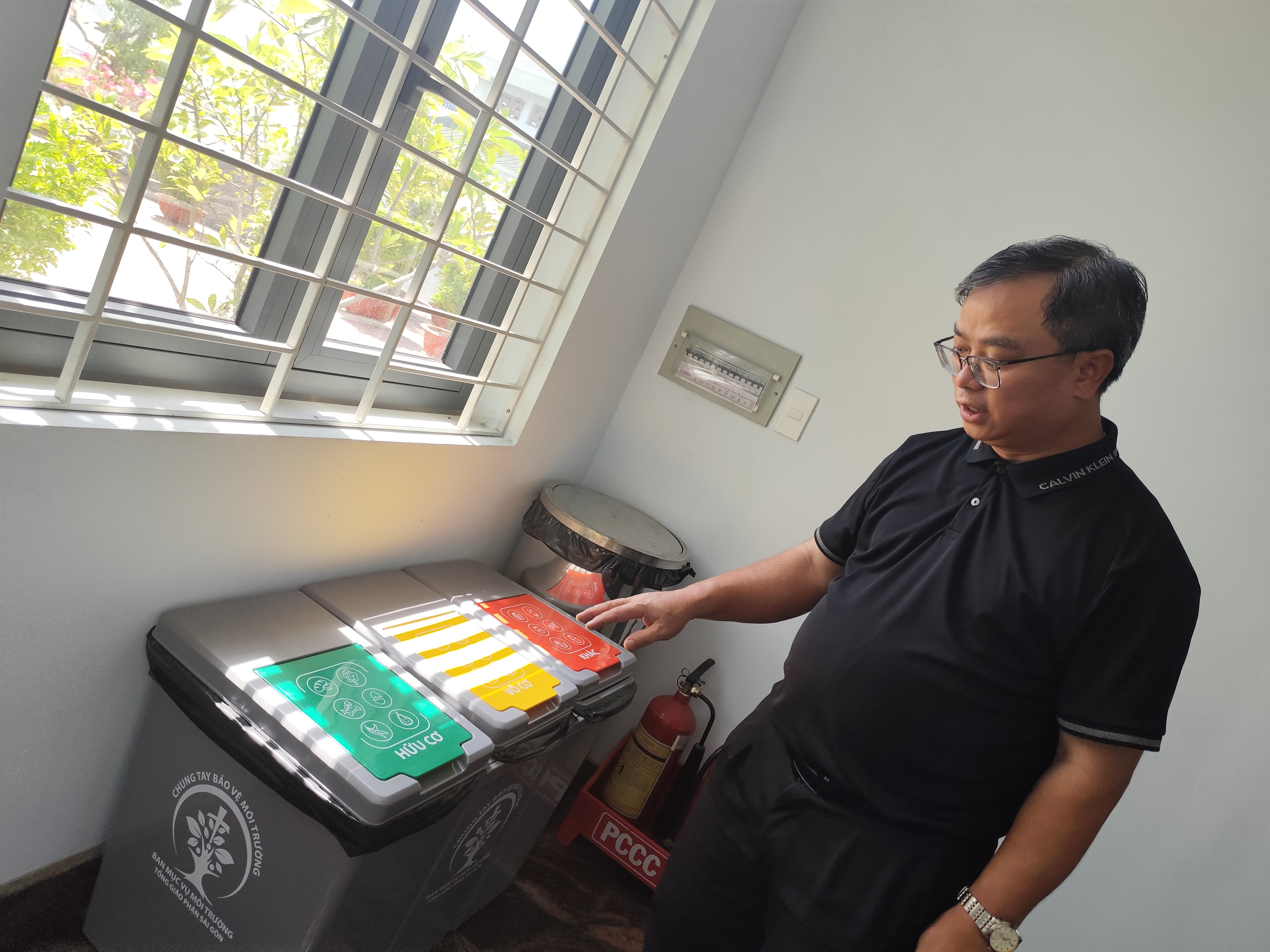 Linh mục Nguyễn Thành Tín nhiều tâm huyết với chương trình phát thùng rác phân loại tại nguồn.jpg (3.26 MB)