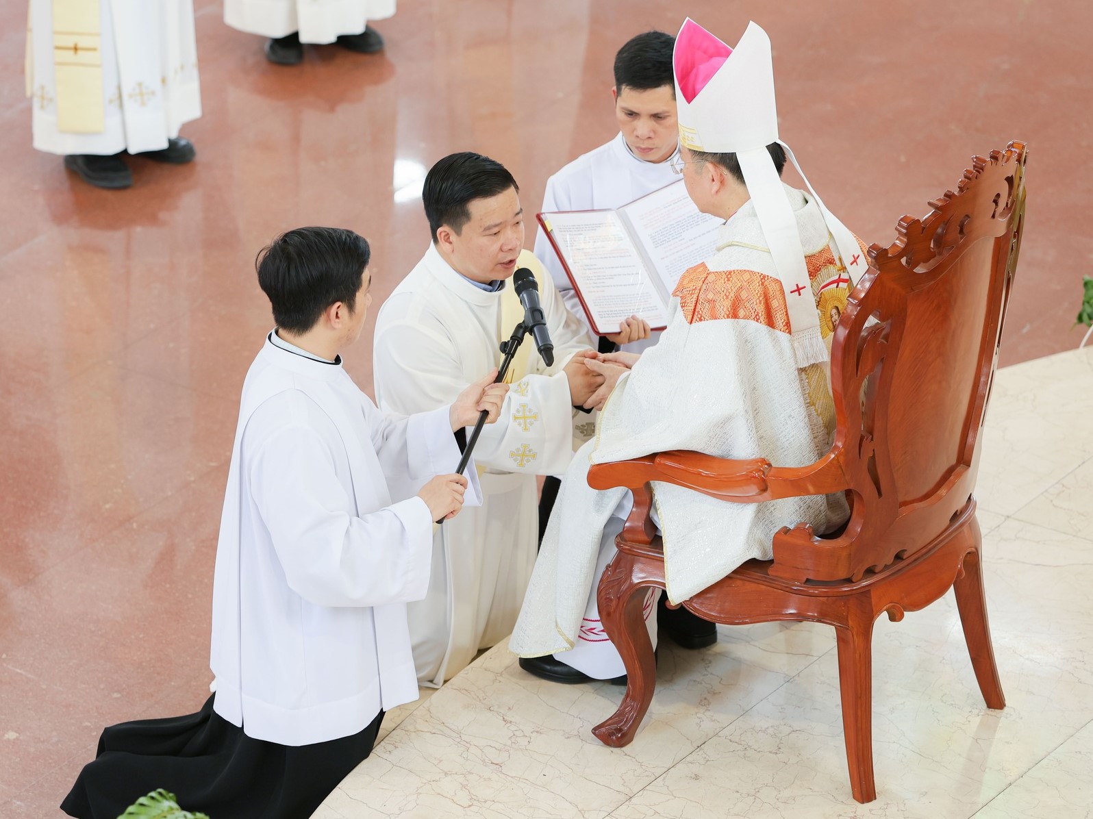 truyền chức linh mục .jpg (316 KB)