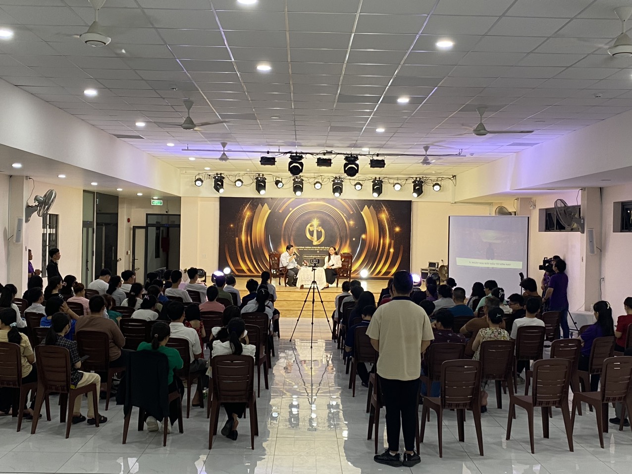 Chuyên đề định hướng tương lai thu hút nhiều phụ huynh, học sinh.jpg (294 KB)