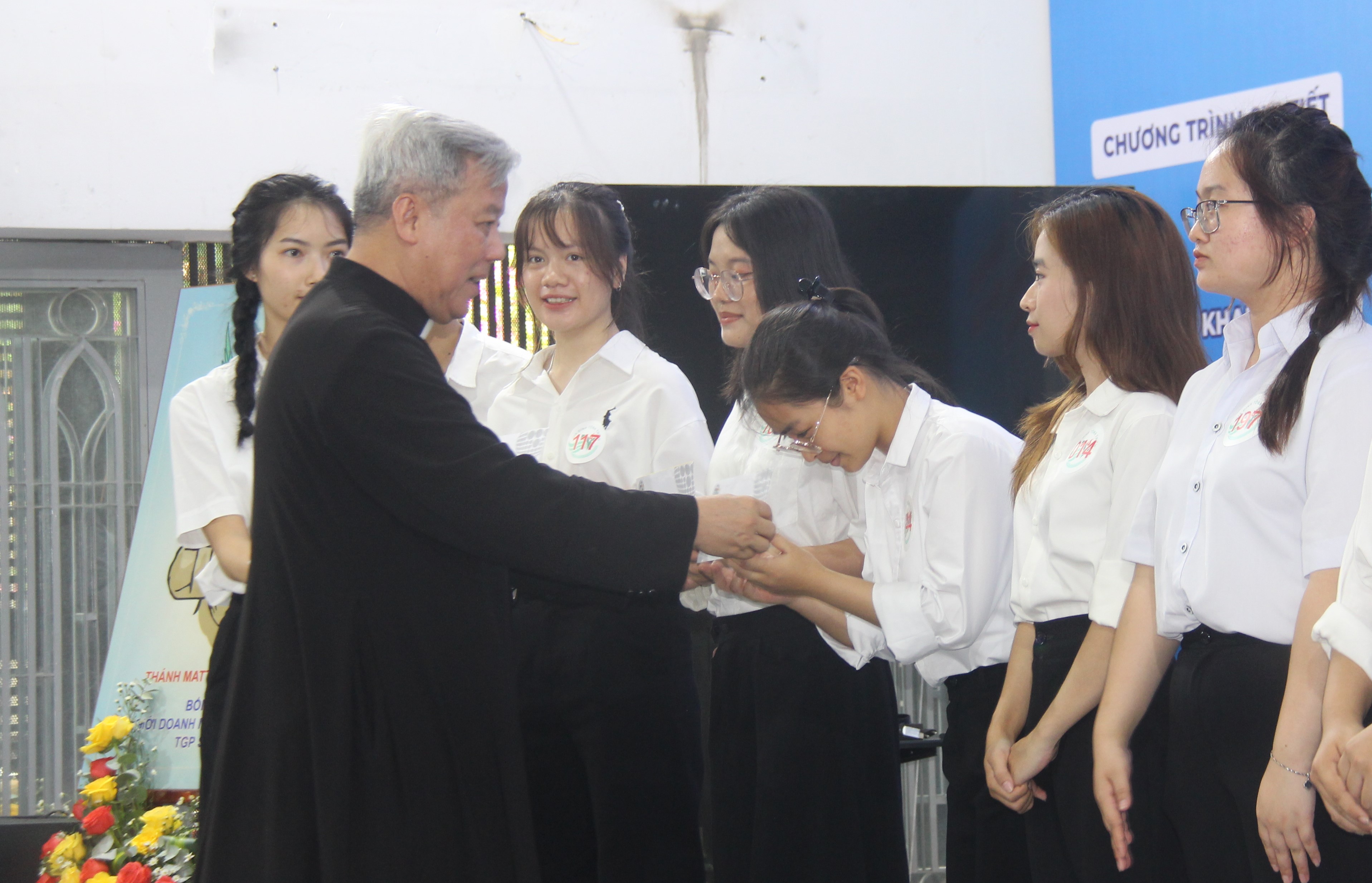 trao hoc bong Toma Thien.JPG (1.05 MB)