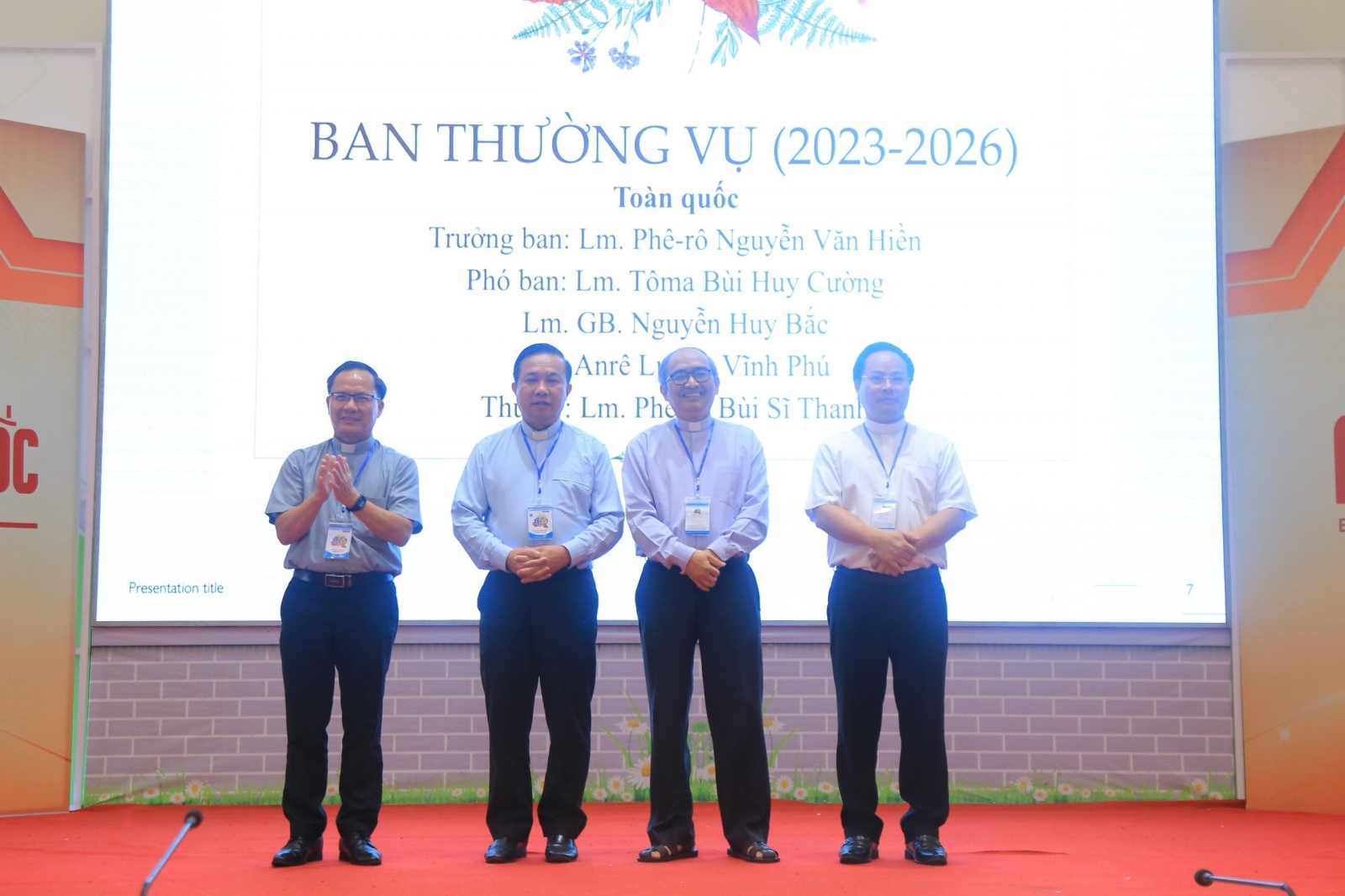 Đức tân Giám mục (thứ hai, từ trái sang) cũng đang là thành viên ban thường vụ của Ủy ban Giáo lý đức tin toàn quốc.jpg (861 KB)
