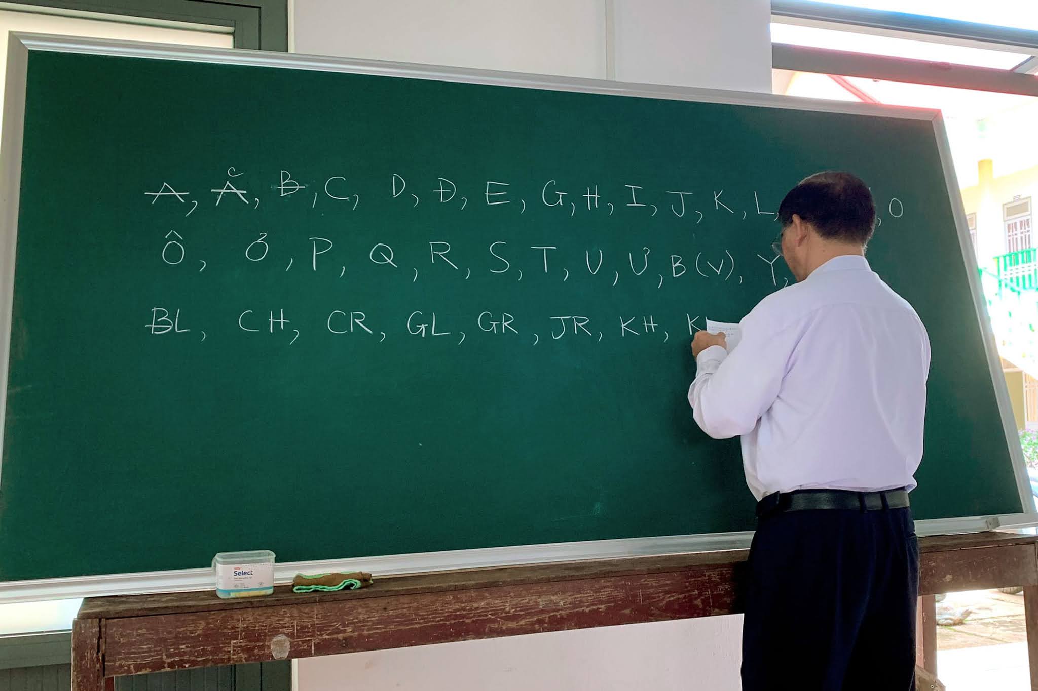 Phêrô K’Cheoh bắt đầu chương trình học từ chữ cái trong ngôn ngữ của người đồng bào.jpg (142 KB)