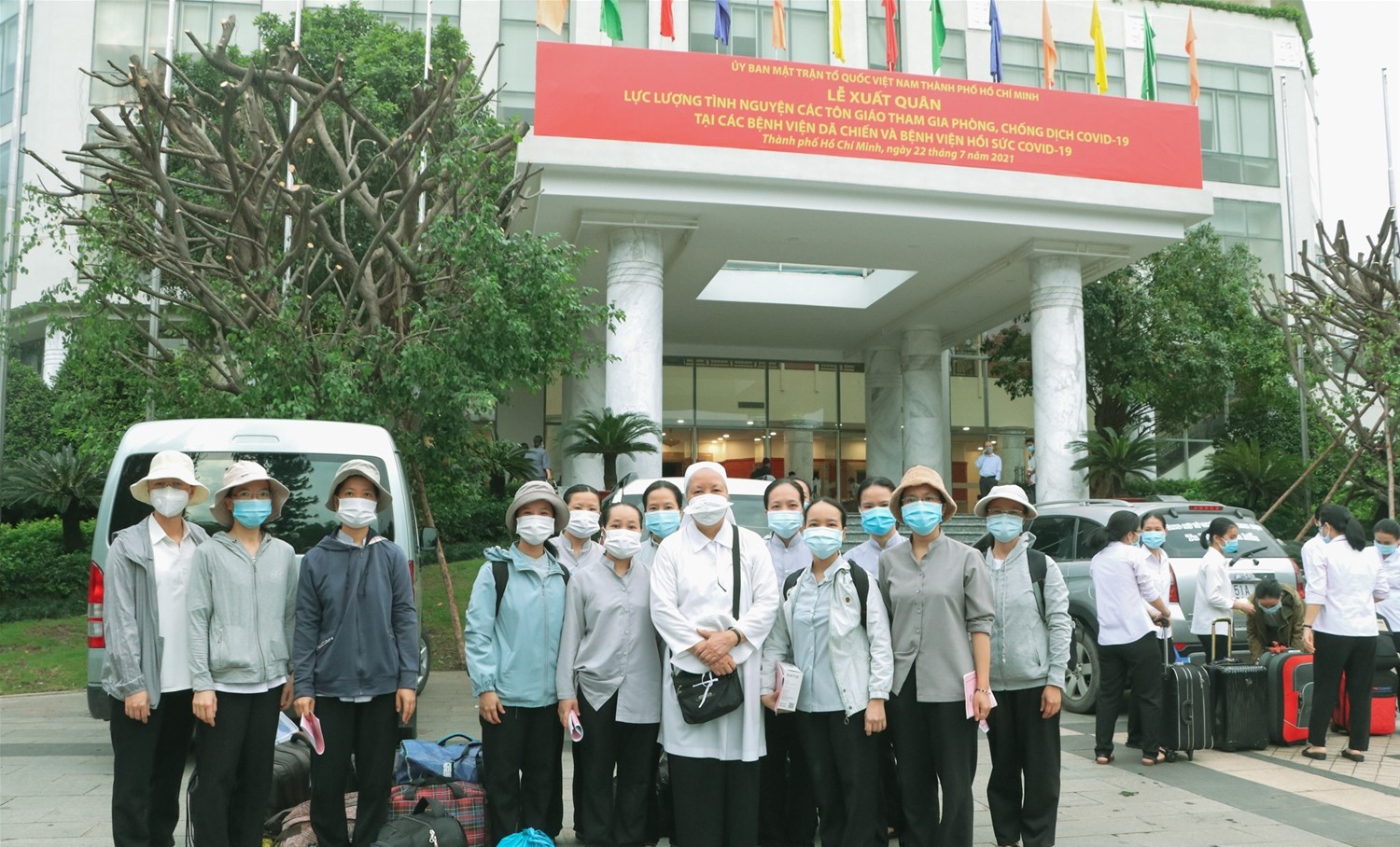 Các tu sĩ tại TPHCM lên đường phục vụ bệnh nhân nhiễm Covid-19 ở các bệnh viện dã chiến.jpg (376 KB)