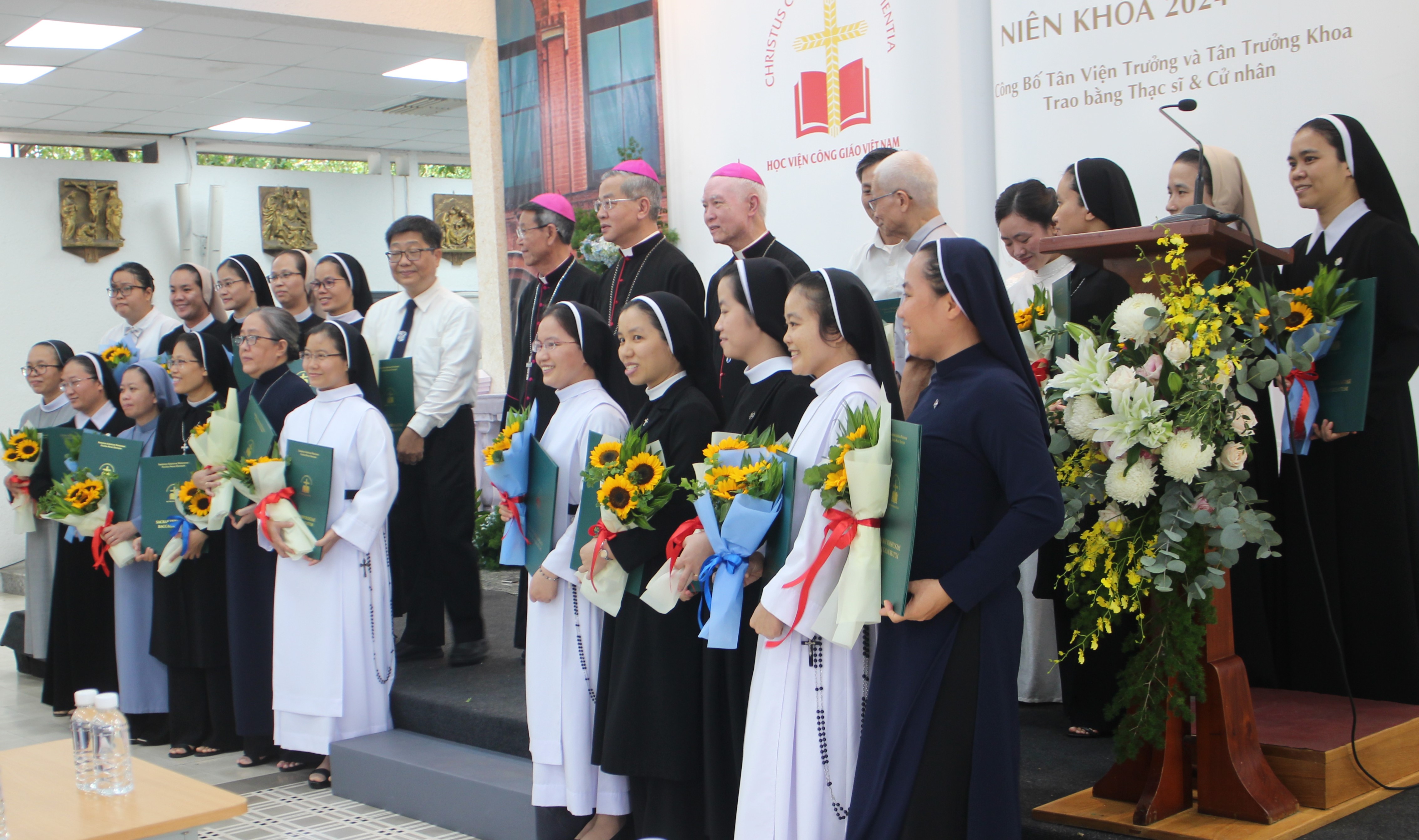 Hinh 2 bai Phong van Duc cha Kham.JPG (1.45 MB)