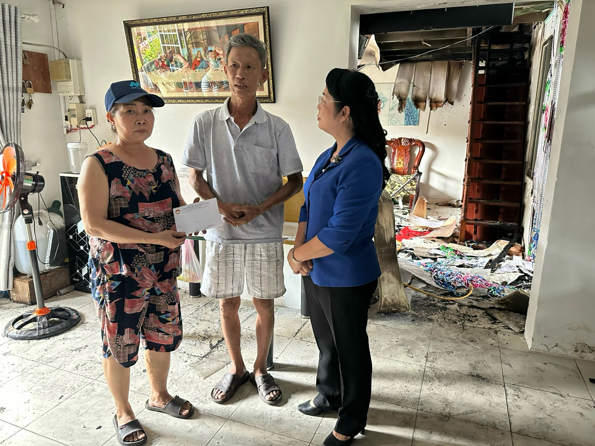 Bà Trần Kim Yến, Chủ tịch UBMTTQVN TPHCM thăm và trao hỗ trợ cho hộ gia đình gặp hỏa hoạn.jpg (780 KB)