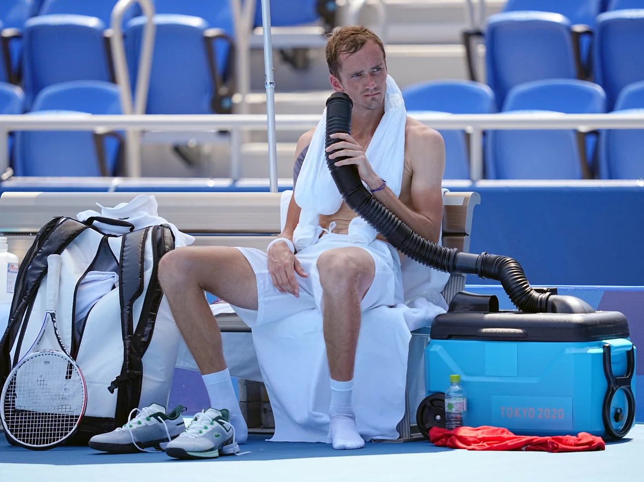 Daniil Medvedev cools down during the break with air from a mobile air conditioner and a towel with ice cubes at the Tokyo Olympics.webp (127 KB)